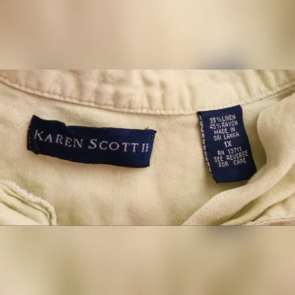Karen Scott Sleeveless Button up top - Picture 3 of 3